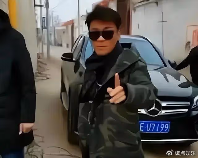 王寶強開300萬豪車回村,看村口立著牌坊,一句話讓村長下不了台