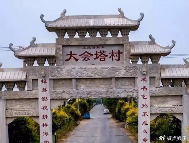 王寶強開300萬豪車回村,看村口立著牌坊,一句話讓村長下不了台