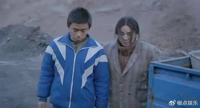 王寶強開300萬豪車回村，看村口立著牌坊，一句話讓村長下不了台