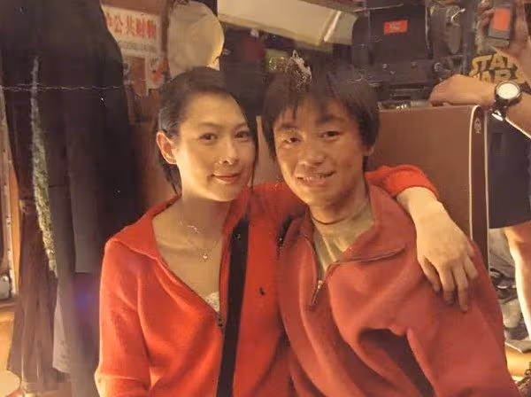 王寶強開300萬豪車回村，看村口立著牌坊，一句話讓村長下不了台