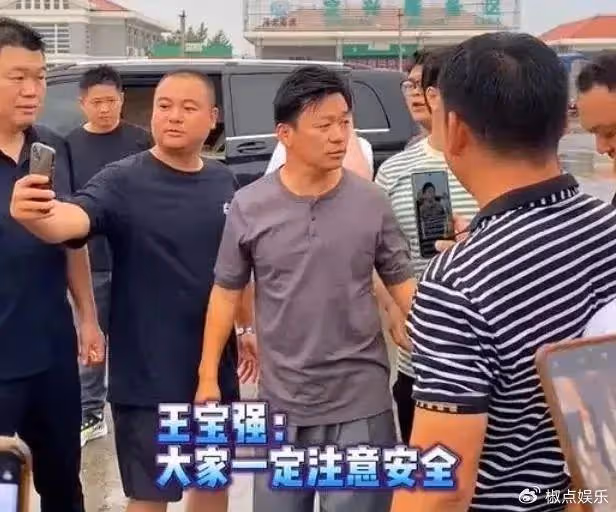 王寶強開300萬豪車回村，看村口立著牌坊，一句話讓村長下不了台