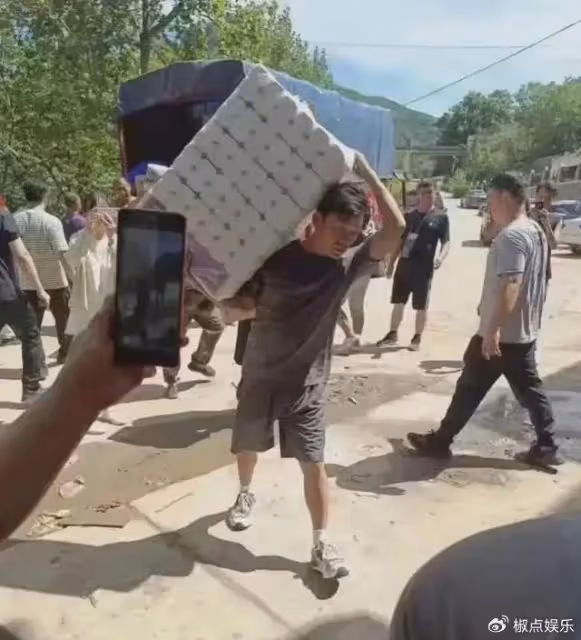 王寶強開300萬豪車回村，看村口立著牌坊，一句話讓村長下不了台