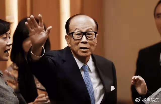 96歲李嘉誠也怕死?坐輪椅去拜佛,不吃燕窩吃紅薯,服長生不老藥