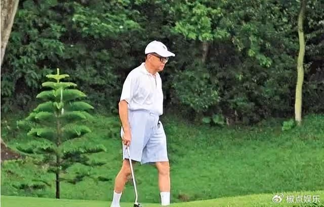 96歲李嘉誠也怕死?坐輪椅去拜佛,不吃燕窩吃紅薯,服長生不老藥