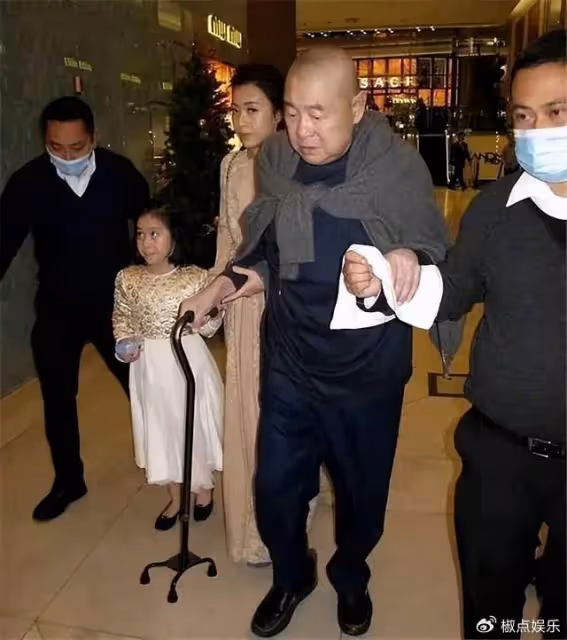 96歲李嘉誠也怕死?坐輪椅去拜佛,不吃燕窩吃紅薯,服長生不老藥