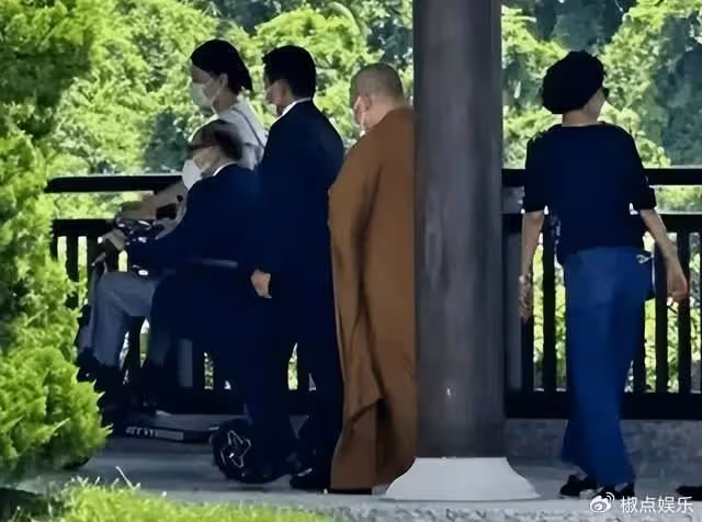 96歲李嘉誠也怕死?坐輪椅去拜佛,不吃燕窩吃紅薯,服長生不老藥