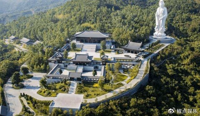 96歲李嘉誠也怕死?坐輪椅去拜佛,不吃燕窩吃紅薯,服長生不老藥