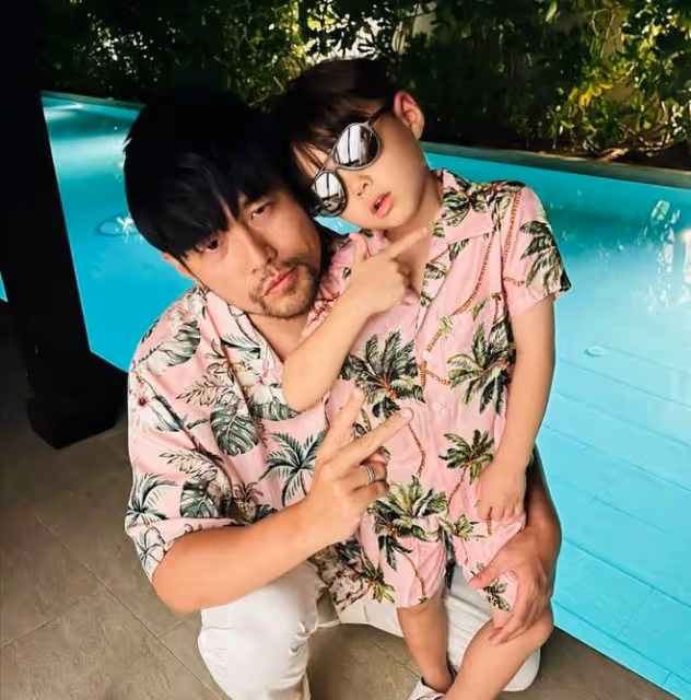 周杰倫曬與三胎溫馨同框,感慨孩子長太快,1歲小女兒已學會走路