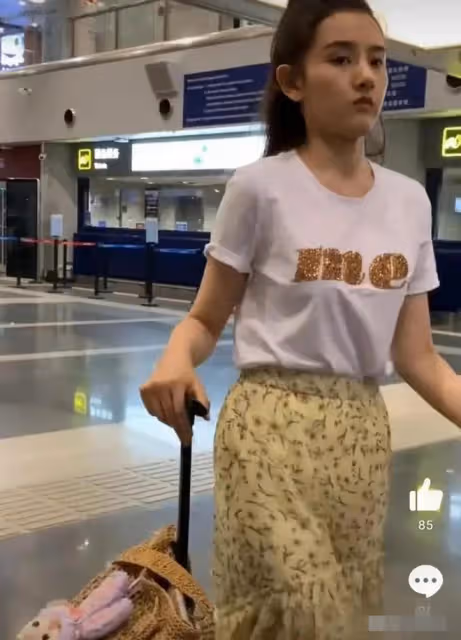 宋祖兒頂風波現身!沒人接機,沒有助理,滿臉傷痕,非常失落