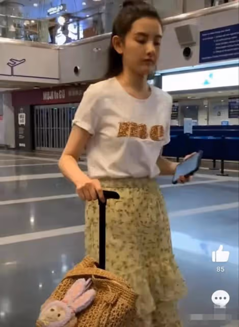 宋祖兒頂風波現身!沒人接機,沒有助理,滿臉傷痕,非常失落