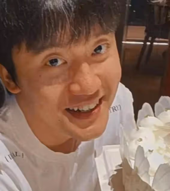 30歲鄧倫為紋身男慶生,鬍子邋遢、手臂變粗,顏值被友人比下去!