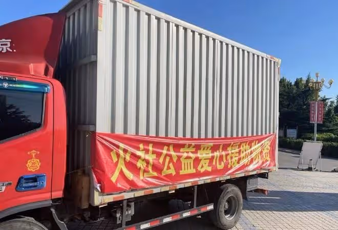 30歲鄧倫為紋身男慶生,鬍子邋遢、手臂變粗,顏值被友人比下去!
