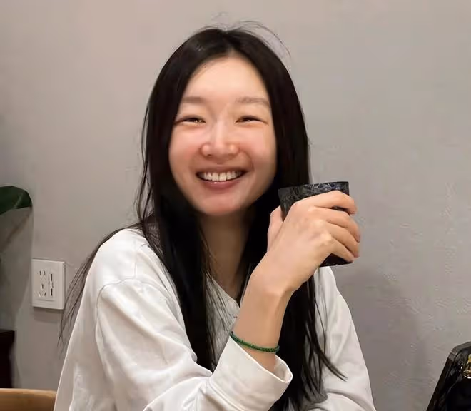 31歲周冬雨新加坡被偶遇,身材高挑如170cm,素顏白到發光