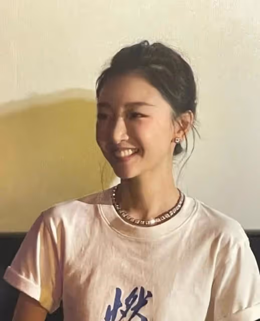 31歲周冬雨新加坡被偶遇,身材高挑如170cm,素顏白到發光