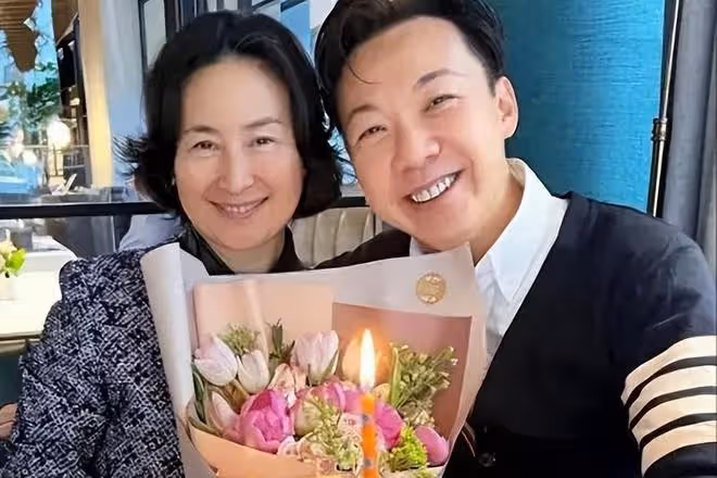 何超瓊現身貴州引爭議，在田間土地穿清涼緊身弔帶，被諷不得體