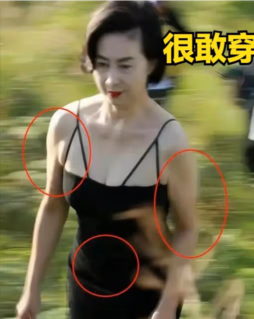 何超瓊現身貴州引爭議，在田間土地穿清涼緊身弔帶，被諷不得體