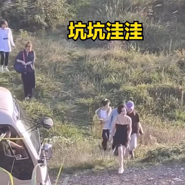 何超瓊現身貴州引爭議,在田間土地穿清涼緊身弔帶,被諷不得體