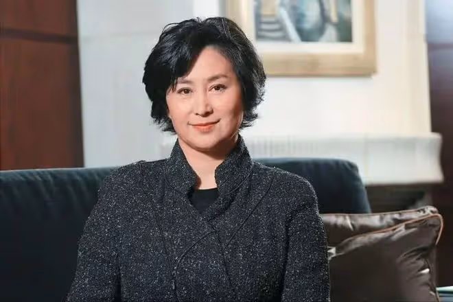 何超瓊現身貴州引爭議,在田間土地穿清涼緊身弔帶,被諷不得體
