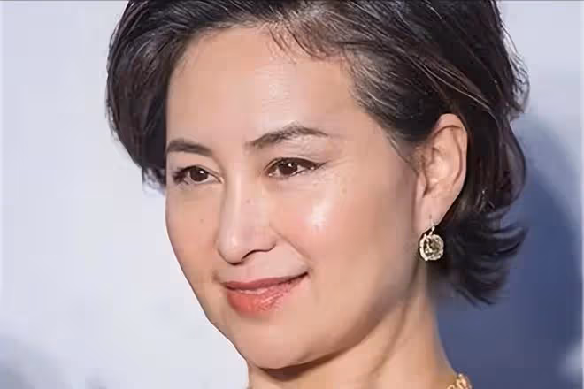 何超瓊現身貴州引爭議,在田間土地穿清涼緊身弔帶,被諷不得體