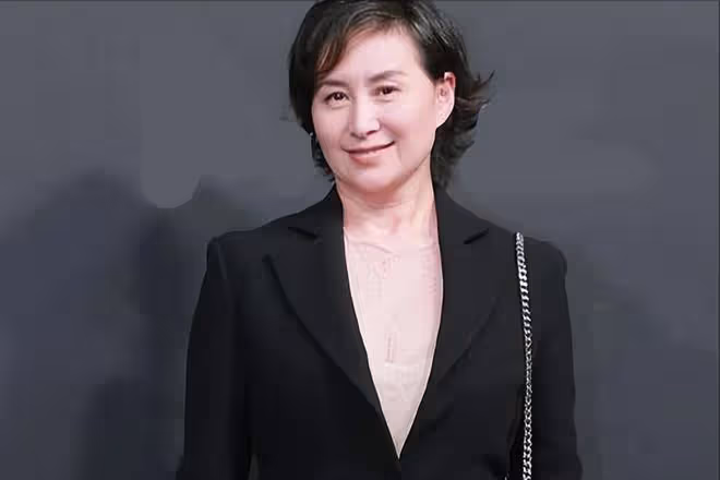 何超瓊現身貴州引爭議,在田間土地穿清涼緊身弔帶,被諷不得體
