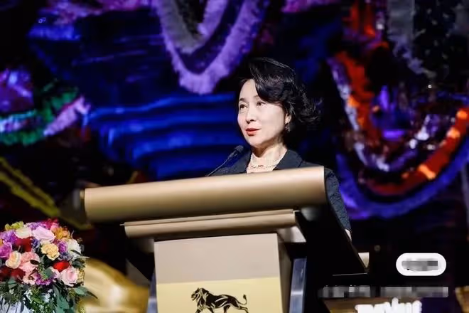 何超瓊現身貴州引爭議,在田間土地穿清涼緊身弔帶,被諷不得體