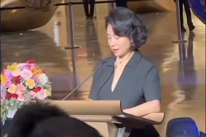 何超瓊現身貴州引爭議,在田間土地穿清涼緊身弔帶,被諷不得體
