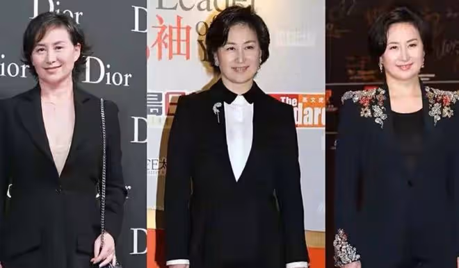 何超瓊現身貴州引爭議,在田間土地穿清涼緊身弔帶,被諷不得體