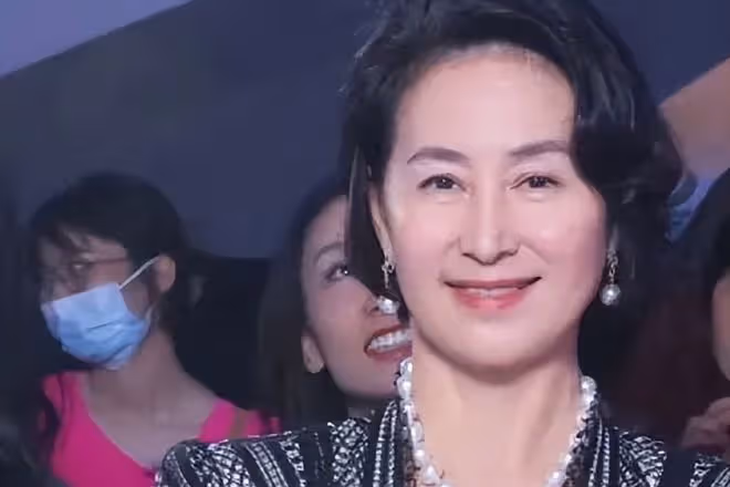 何超瓊現身貴州引爭議,在田間土地穿清涼緊身弔帶,被諷不得體
