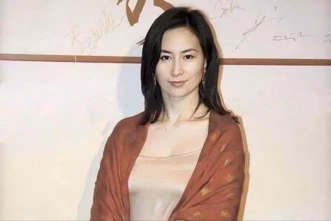何超瓊現身貴州引爭議,在田間土地穿清涼緊身弔帶,被諷不得體