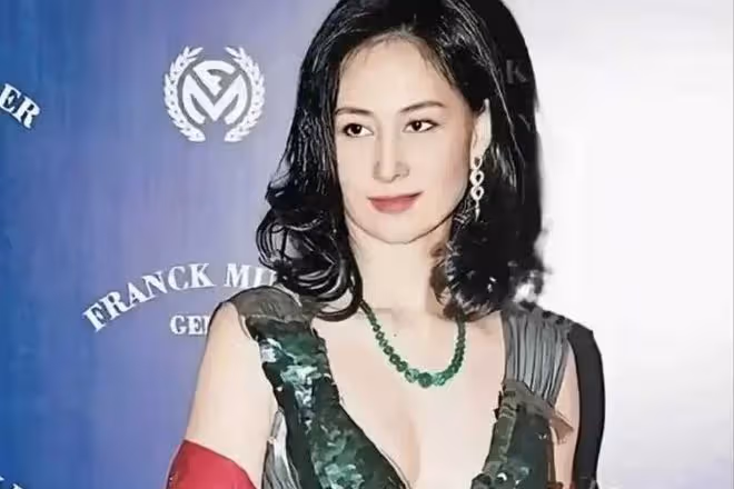 何超瓊現身貴州引爭議,在田間土地穿清涼緊身弔帶,被諷不得體