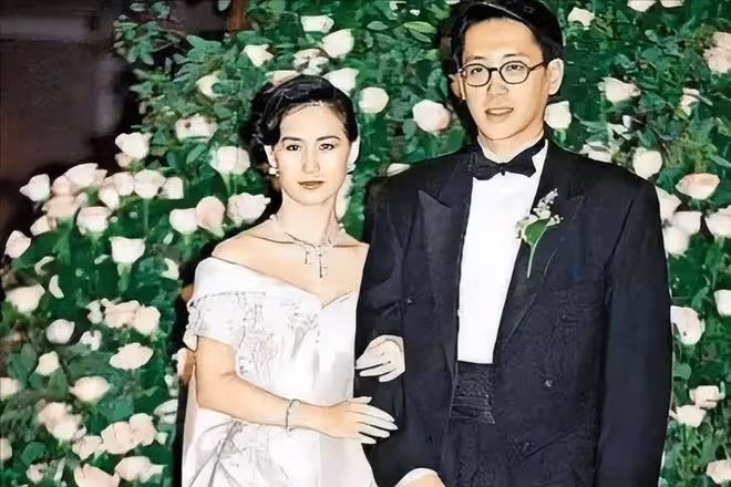 何超瓊現身貴州引爭議,在田間土地穿清涼緊身弔帶,被諷不得體