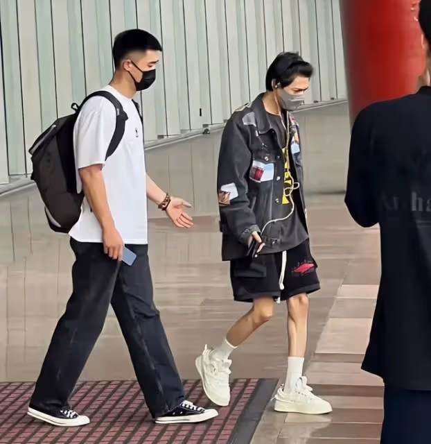 36歲羅雲熙生圖曝光:腿細如麻杆,含胸駝背狀態差,知情人曝真相
