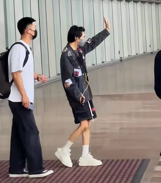 36歲羅雲熙生圖曝光:腿細如麻杆,含胸駝背狀態差,知情人曝真相