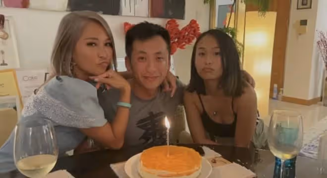洗米華家人近況曝光,洗米嫂在國外為繼子慶生,喝酒助興感情融洽