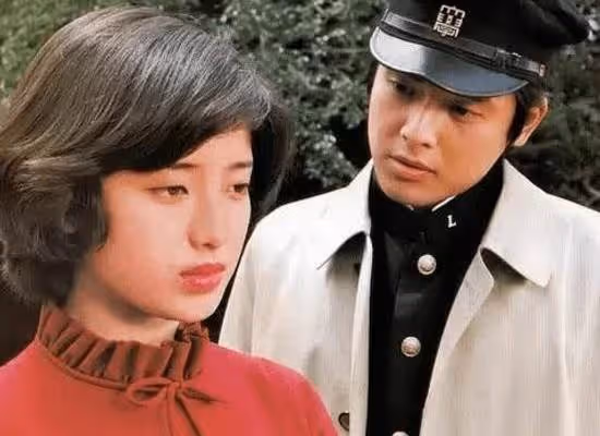 她15歲爆紅卻在21歲隱退,40年的婚姻幸福如初,如今63歲曝近況,穿著樸素享天倫:平淡生活才是真
