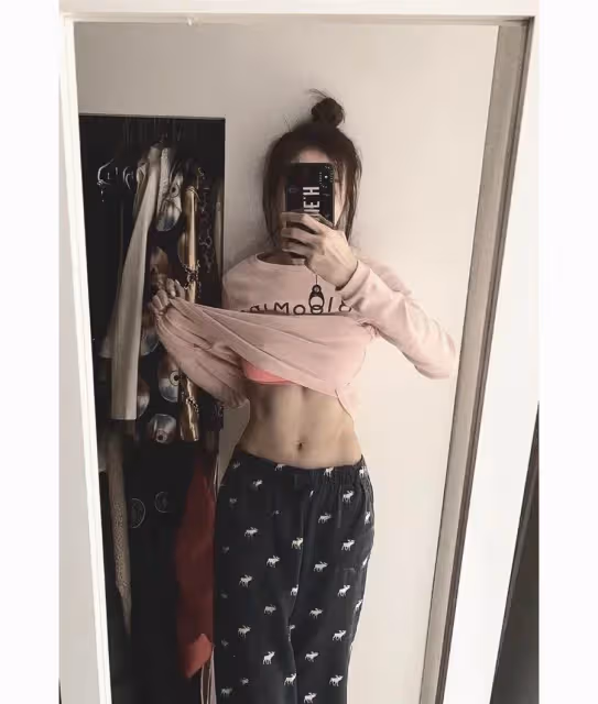 長相年輕是女人最大的福報!豬哥亮的女兒謝金燕卸濃妝!疑素顏出鏡45歲模樣曝,網狂讚18歲