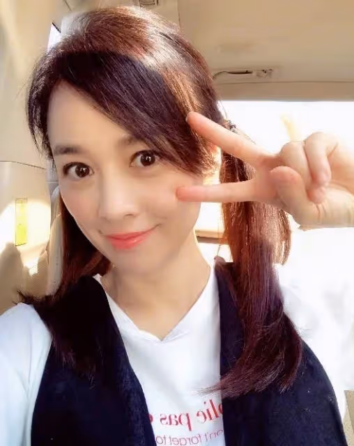 還相信什麼「凍齡女神」?50歲的張庭把妝哭花,看到素顏狀態,網友:不敢認