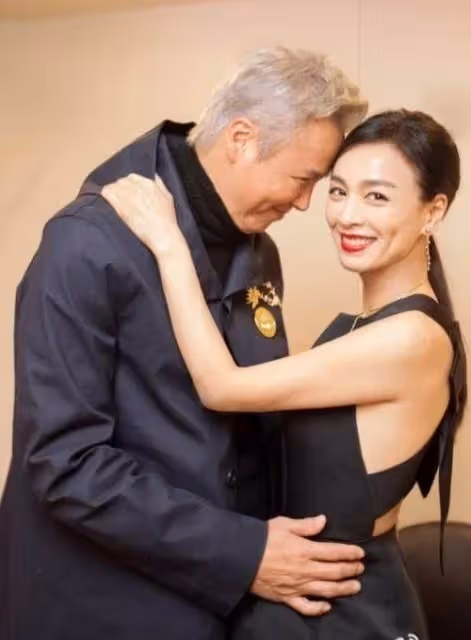 還相信什麼「凍齡女神」?50歲的張庭把妝哭花,看到素顏狀態,網友:不敢認