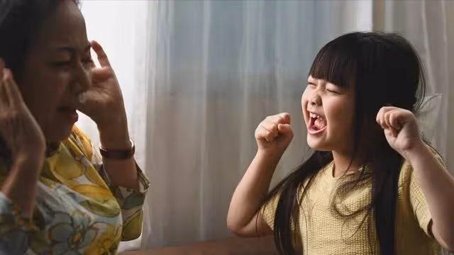 去兒子家吃頓飯,被兒媳暗示3次進廚房,兒子憤然:您不要找事情!