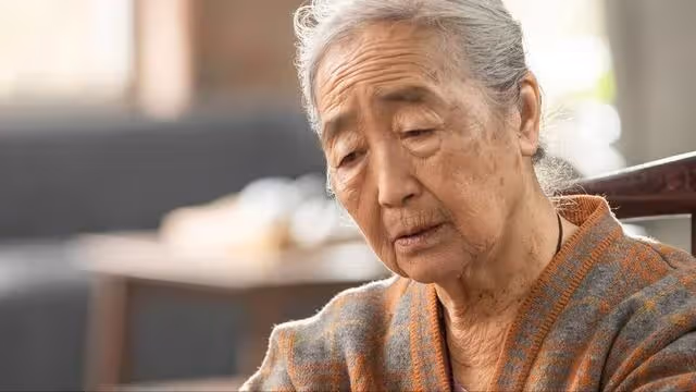 去兒子家吃頓飯,被兒媳暗示3次進廚房,兒子憤然:您不要找事情!