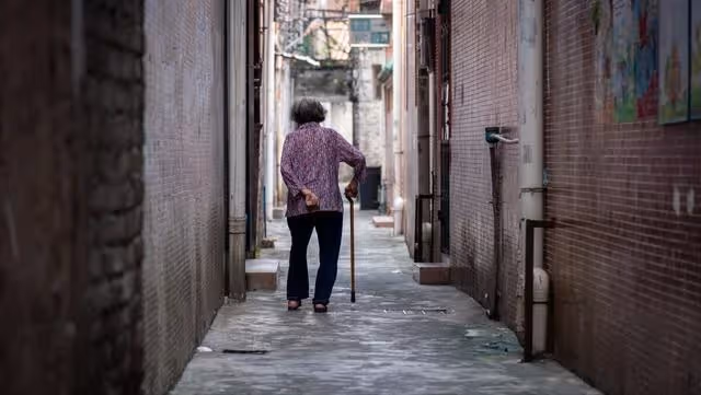 去兒子家吃頓飯,被兒媳暗示3次進廚房,兒子憤然:您不要找事情!