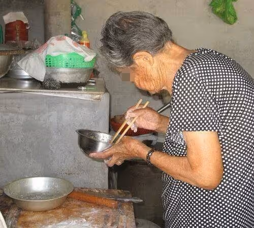 兒子做入贅女婿,15年來每月寄30000回家「卻一次也沒回來」!母親拖著病體上門探望「敲開門她淚如雨下」….