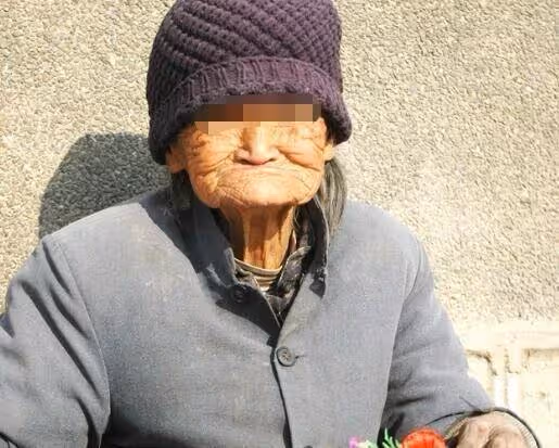 兒子做入贅女婿,15年來每月寄30000回家「卻一次也沒回來」!母親拖著病體上門探望「敲開門她淚如雨下」….