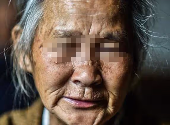 兒子做入贅女婿,15年來每月寄30000回家「卻一次也沒回來」!母親拖著病體上門探望「敲開門她淚如雨下」….