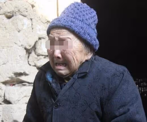 兒子做入贅女婿,15年來每月寄30000回家「卻一次也沒回來」!母親拖著病體上門探望「敲開門她淚如雨下」….