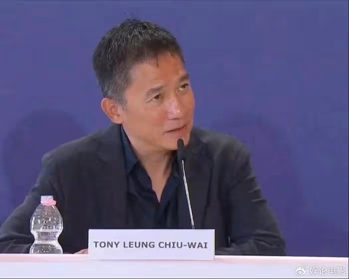 李安為梁朝偉頒發威尼斯終身成就獎,其喜極而泣,抹眼淚也太可愛