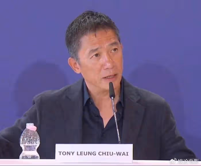 李安為梁朝偉頒發威尼斯終身成就獎,其喜極而泣,抹眼淚也太可愛