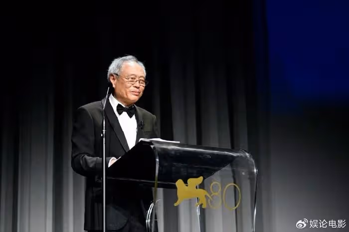 李安為梁朝偉頒發威尼斯終身成就獎，其喜極而泣，抹眼淚也太可愛