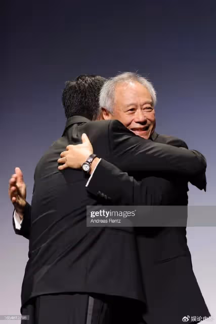 李安為梁朝偉頒發威尼斯終身成就獎，其喜極而泣，抹眼淚也太可愛