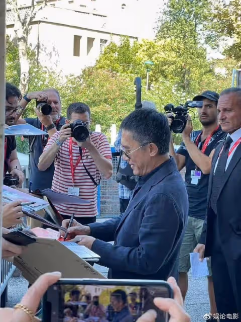 李安為梁朝偉頒發威尼斯終身成就獎，其喜極而泣，抹眼淚也太可愛
